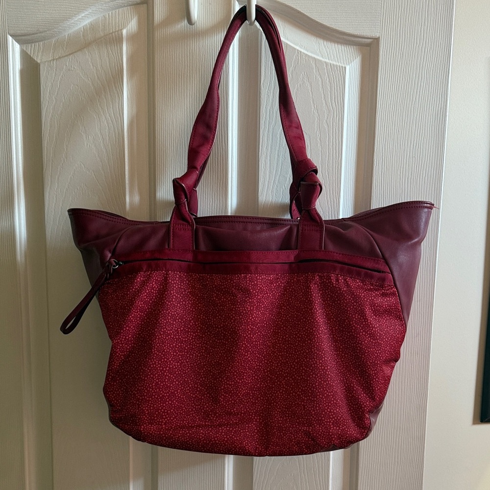 🍋 Lululemon: Elegant Burgundy Tote Bag - Picture 7 of 16